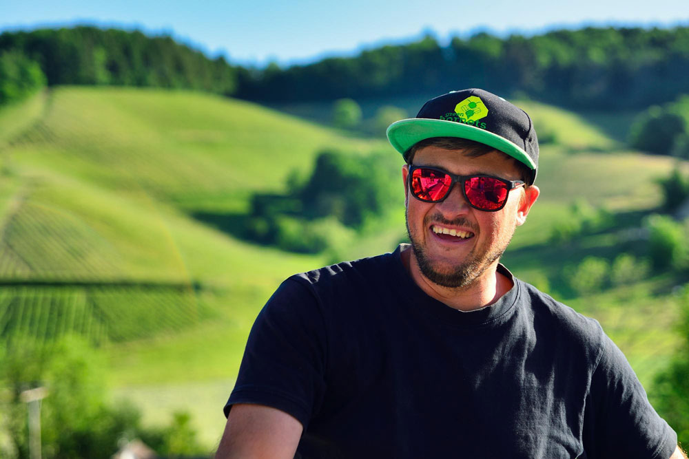 Monteur von Green Hornets bei der Arbeit mit Montagewerkzeug