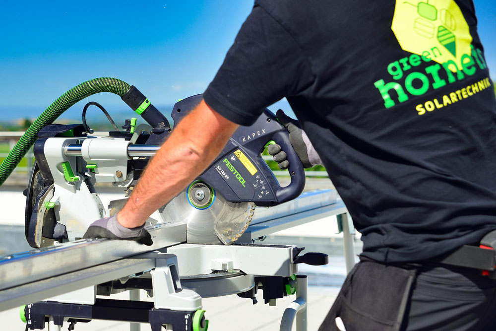 Detailaufnahme der Montage von Solarmodulen mit Werkzeug