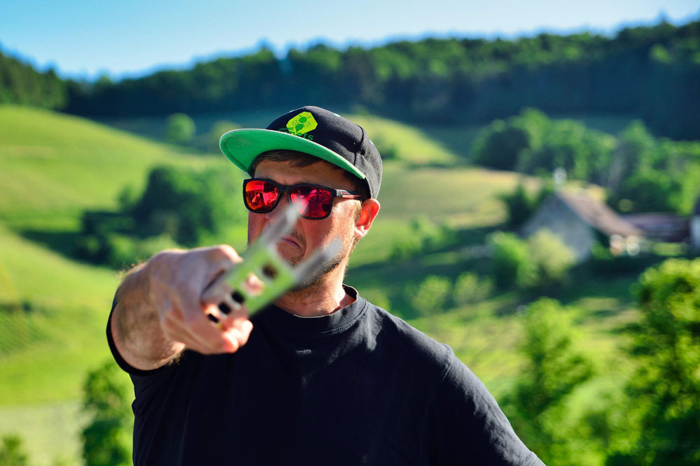 Monteur von Green Hornets bei der Arbeit mit Montagewerkzeug